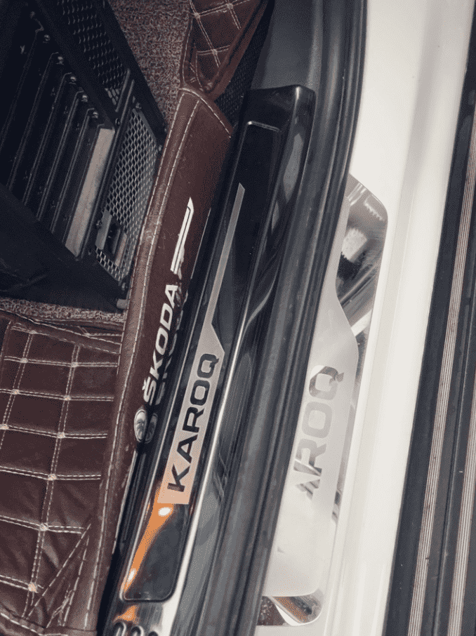 Xevaban.com ở 214 Giải Phóng là đơn vị chuyên cung cấp phụ kiện oto, đồ chơi oto, đồ chơi skoda karoq, phụ kiện skoda karoq, xevaban, 214 giải phóng, ốp bậc chân skoda karoq, nẹp bậc chân skoda karoq, chống xước bậc chân skoda karoq.